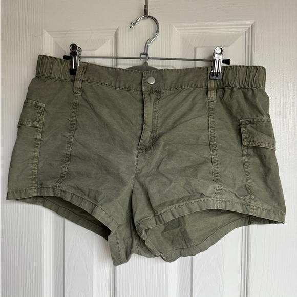 URBAN OUTFITTERS Zipped Y2K Cargo Shorts Green Buttoned Mid Rise Utility Size 8 - Picture 2 of 7